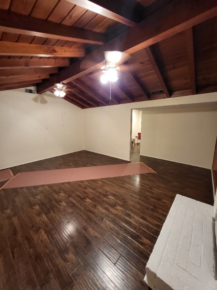 Building Photo - 407 W 6th St