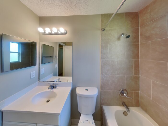 Building Photo - 950 Turtle Creek Dr S