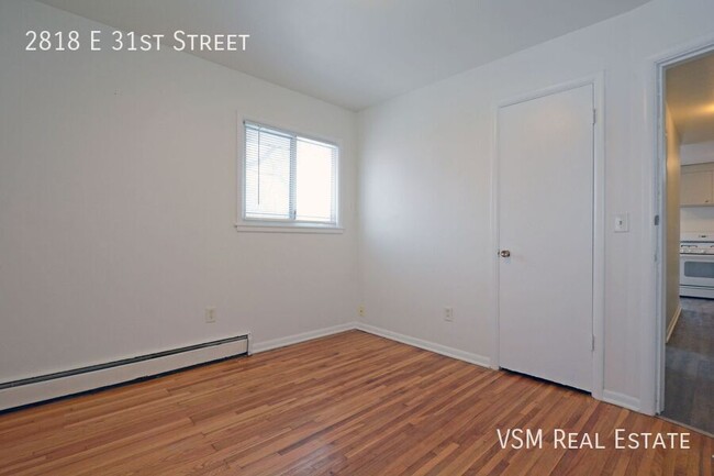 Building Photo - Spacious 2-Bedroom Upper-Level Unit - Avai...