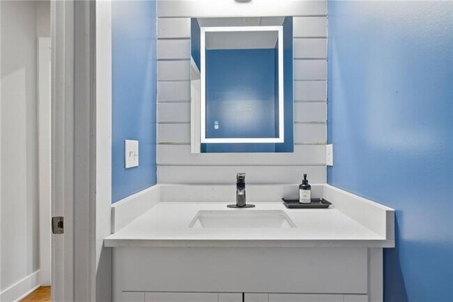 Building Photo - 160 Vanira Ave SE