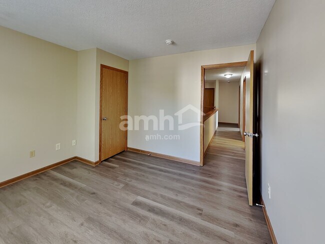 Building Photo - 180 Shaleridge Dr