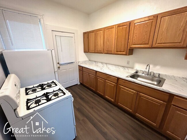 Building Photo - Beautiful 2 Bedroom 1 Bathroom now available for rent