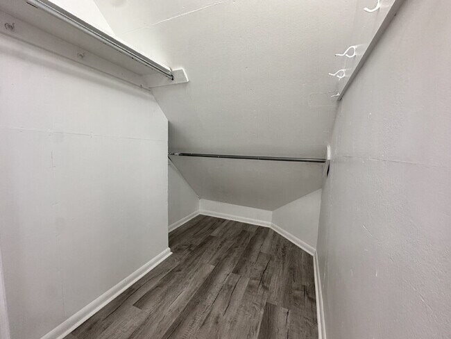 Building Photo - ~$1,000 OFF ONE MONTH'S RENT~ Gorgeous top-floor unit in a beautiful historic home right in the h...