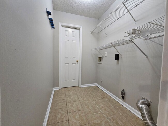 Building Photo - **Newly remodeled kitchen **  2 bedroom, 2bath Isle of Hope home with fenced in backyard and scre...