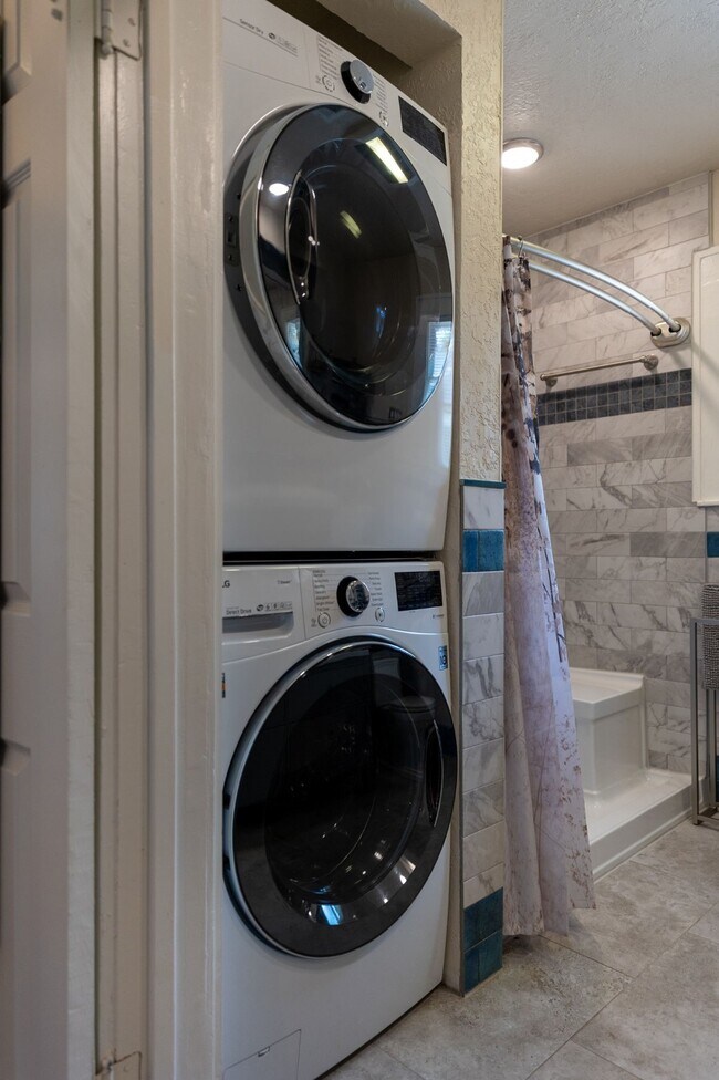 Building Photo - 1526 Lawson St