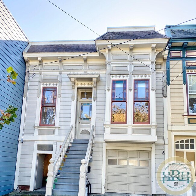 Building Photo - Location!! Charming 3 BR | 1.5 BA in the H...