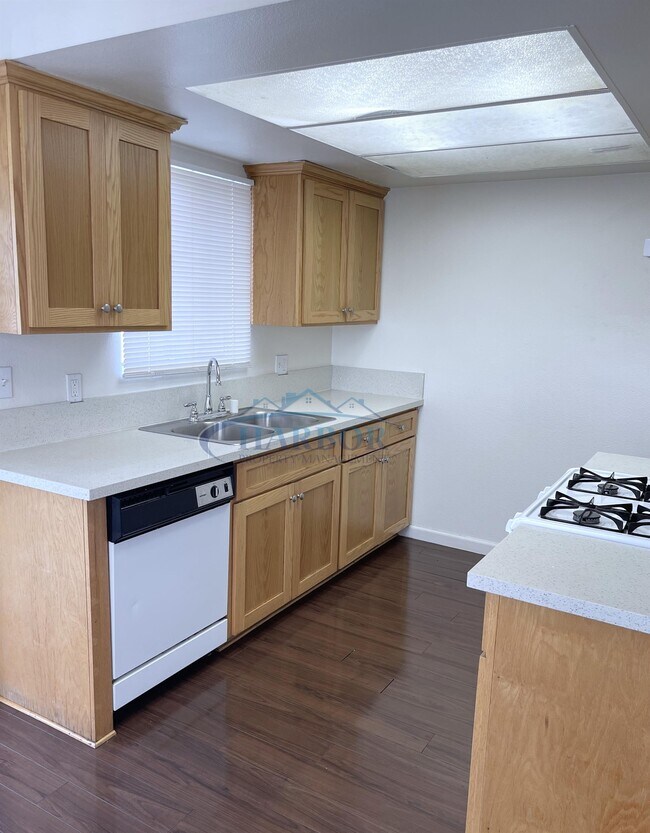 Building Photo - 1218 Long Beach Blvd