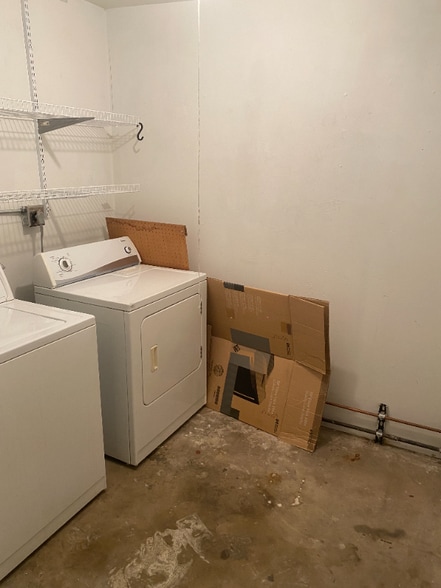 Building Photo - 1021 W Edgewater Dr