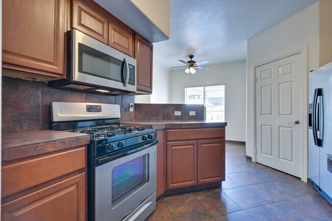 Building Photo - Guard Gated!!! Community Pool, Spa!!! Fitn...