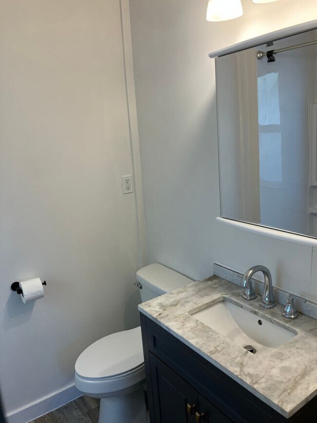 Building Photo - Remodeled One Bedroom Apartment in North S...