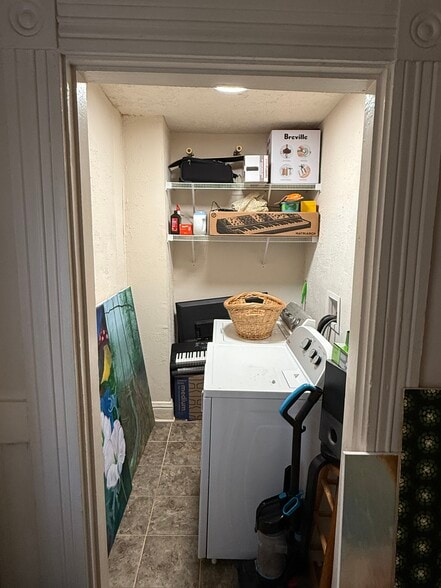 Laundry room - 305 E Maxwell St
