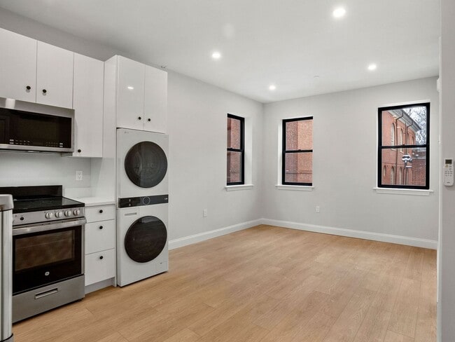 Building Photo - Renovated 2 Bed in the Heart of the North End | In-Unit Laundry | Pet Friendly | 9/1