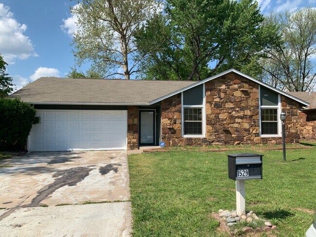 Primary Photo - 1529 E 68th Pl