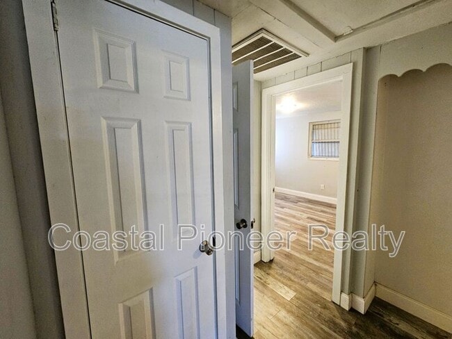 Building Photo - 501 25th Ave W