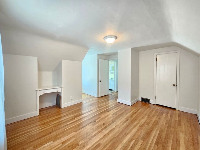 Building Photo - $2,100 - 3 Bed / 2 Bath Charming Home by G...