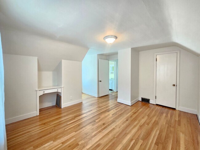 Building Photo - $2,100 - 3 Bed / 3 Bath Charming Home by G...
