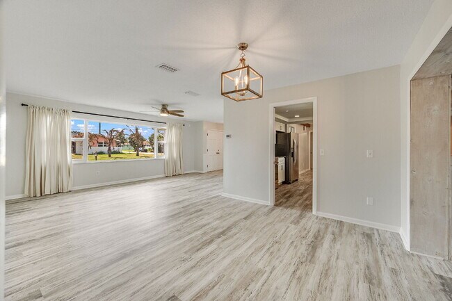 Building Photo - Beautiful 4 bedroom, 2 bathroom in Satellite Beach! NO HOA!!