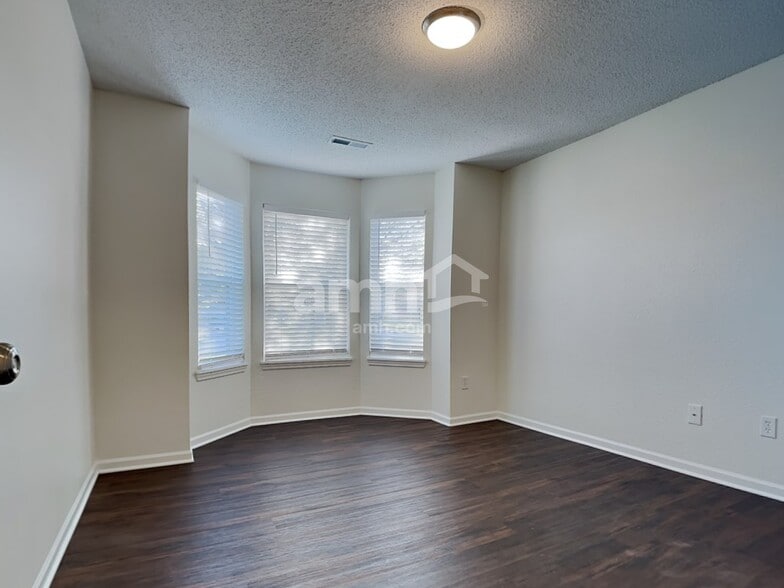 Building Photo - 15522 Dry Creek Rd