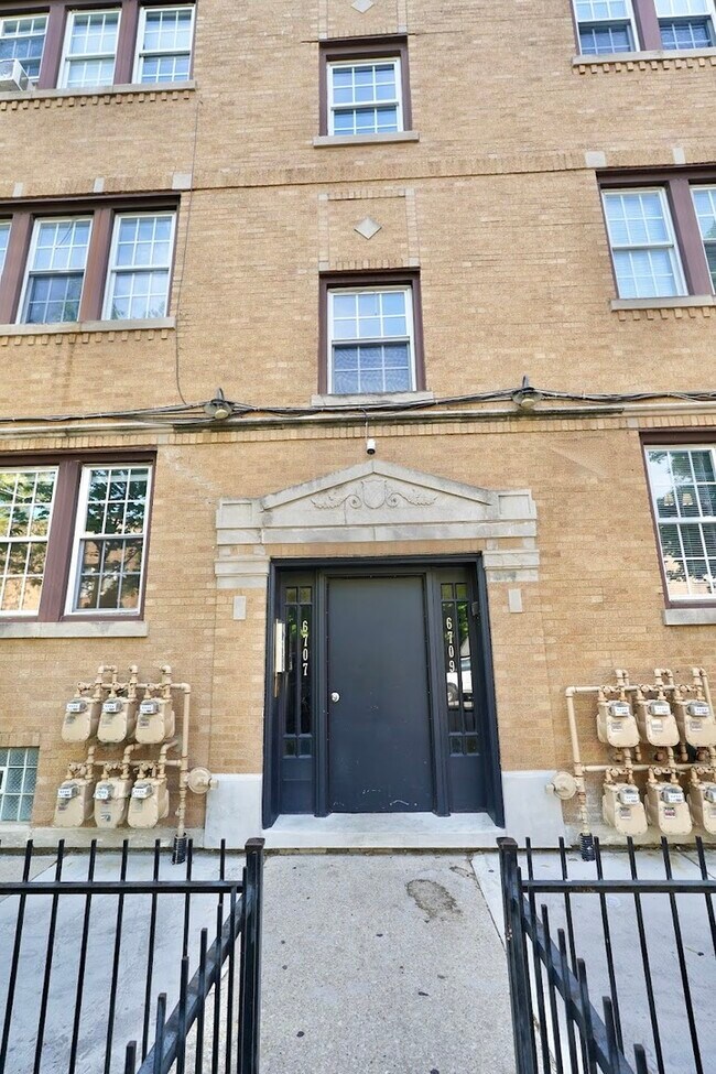 Building Photo - 6709 S Artesian Ave