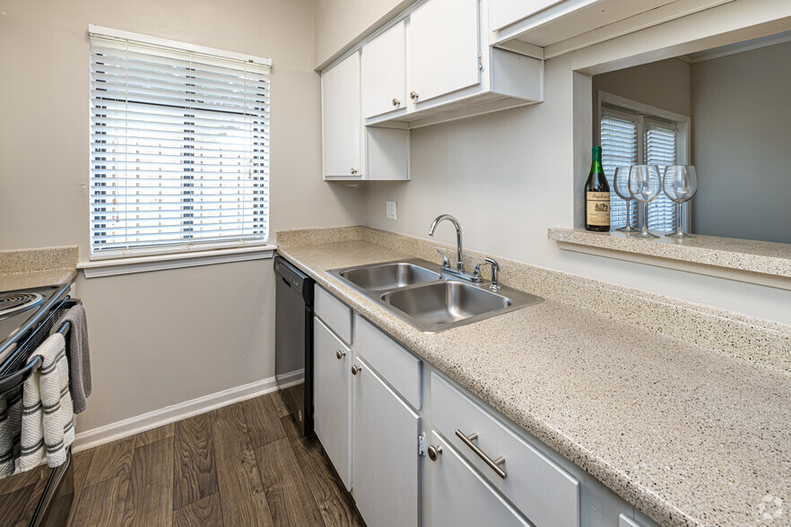 1BR, 1BA - 658SF - Kitchen - CityParc