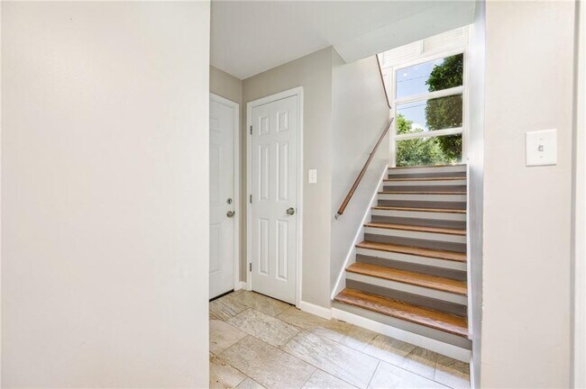 Building Photo - 4293 Rickenbacker Way NE