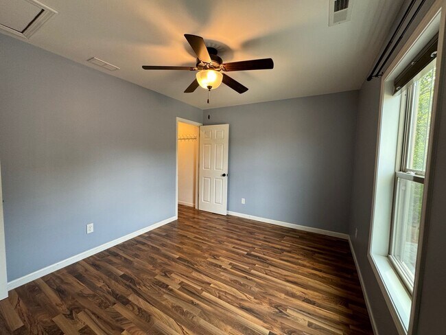 Building Photo - Weaverville - Modern, Three Bedroom, Fenced Yard