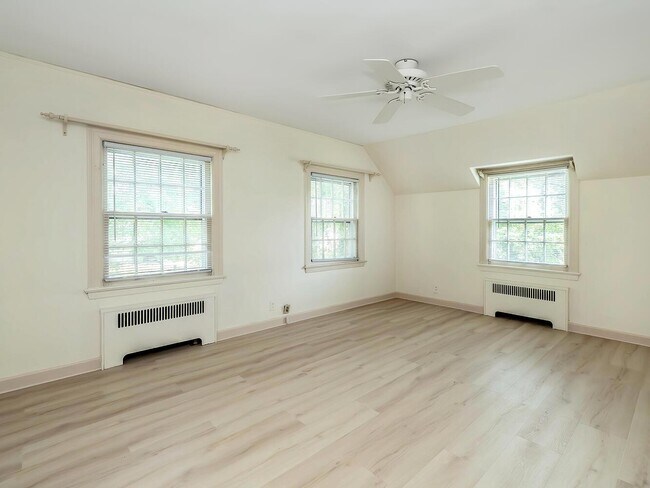 Building Photo - 221 Manhasset Ave