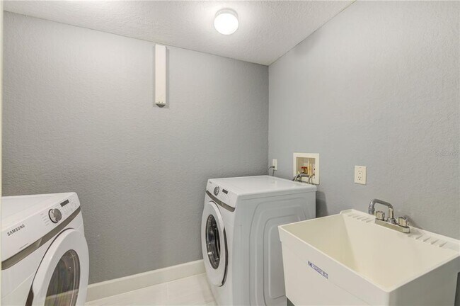 Building Photo - 1645 Pinellas Bayway S