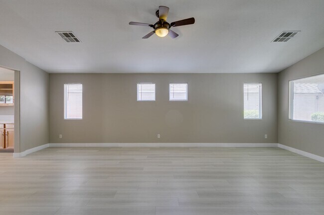 Building Photo - This  one-story home is located in the hea...