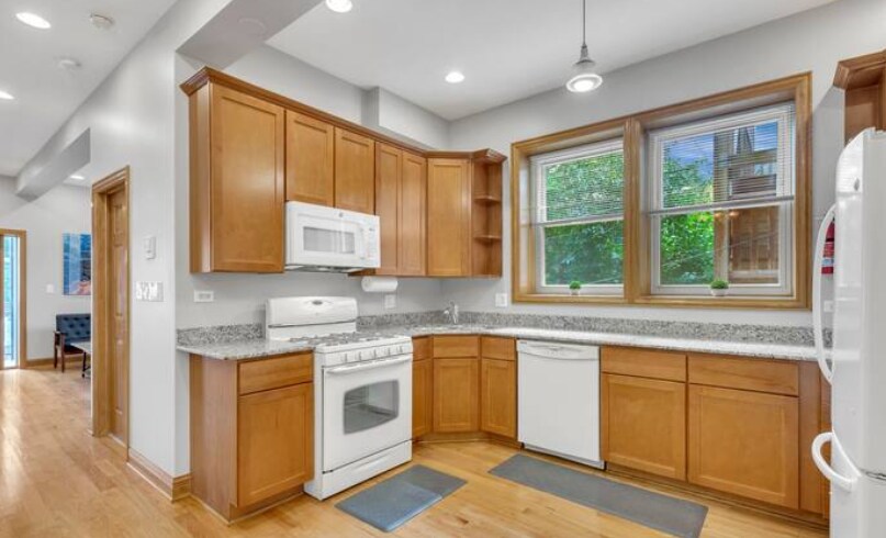 Building Photo - 1353 S California Ave