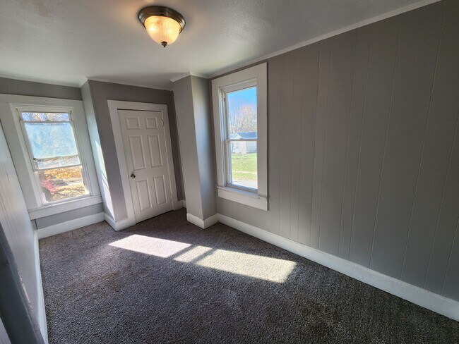 Building Photo - 4 bed 1 bath house