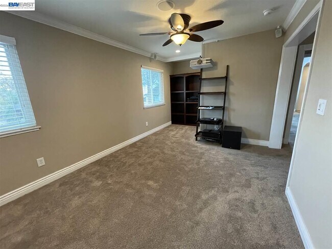 Building Photo - 1393 Arrowhead Ave