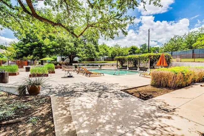 Building Photo - 2924 Bond Dr