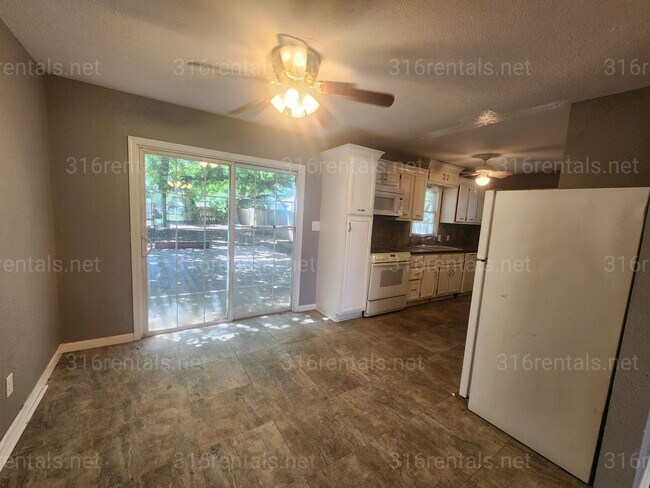 Building Photo - $1,050 - 3 bedroom / 1 bathroom - Single Family Home