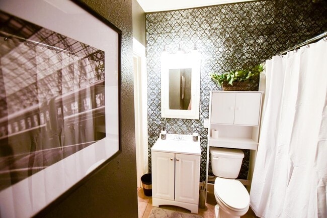 Building Photo - 1316 W Dean Ave