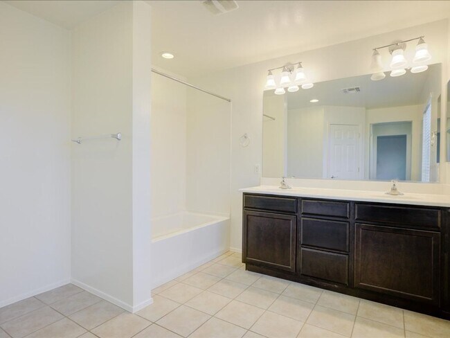 Building Photo - 4 Bedroom, 2.5 Bath COMMUNITY POOL!