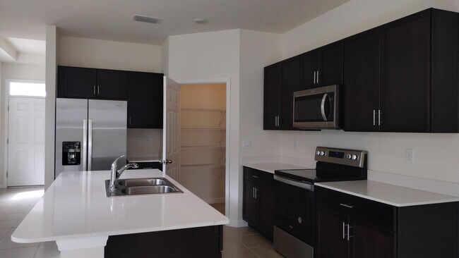Building Photo - 816 Friendship Cir