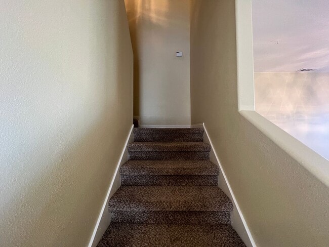 Building Photo - 3 bed, 3 bath Twin-home