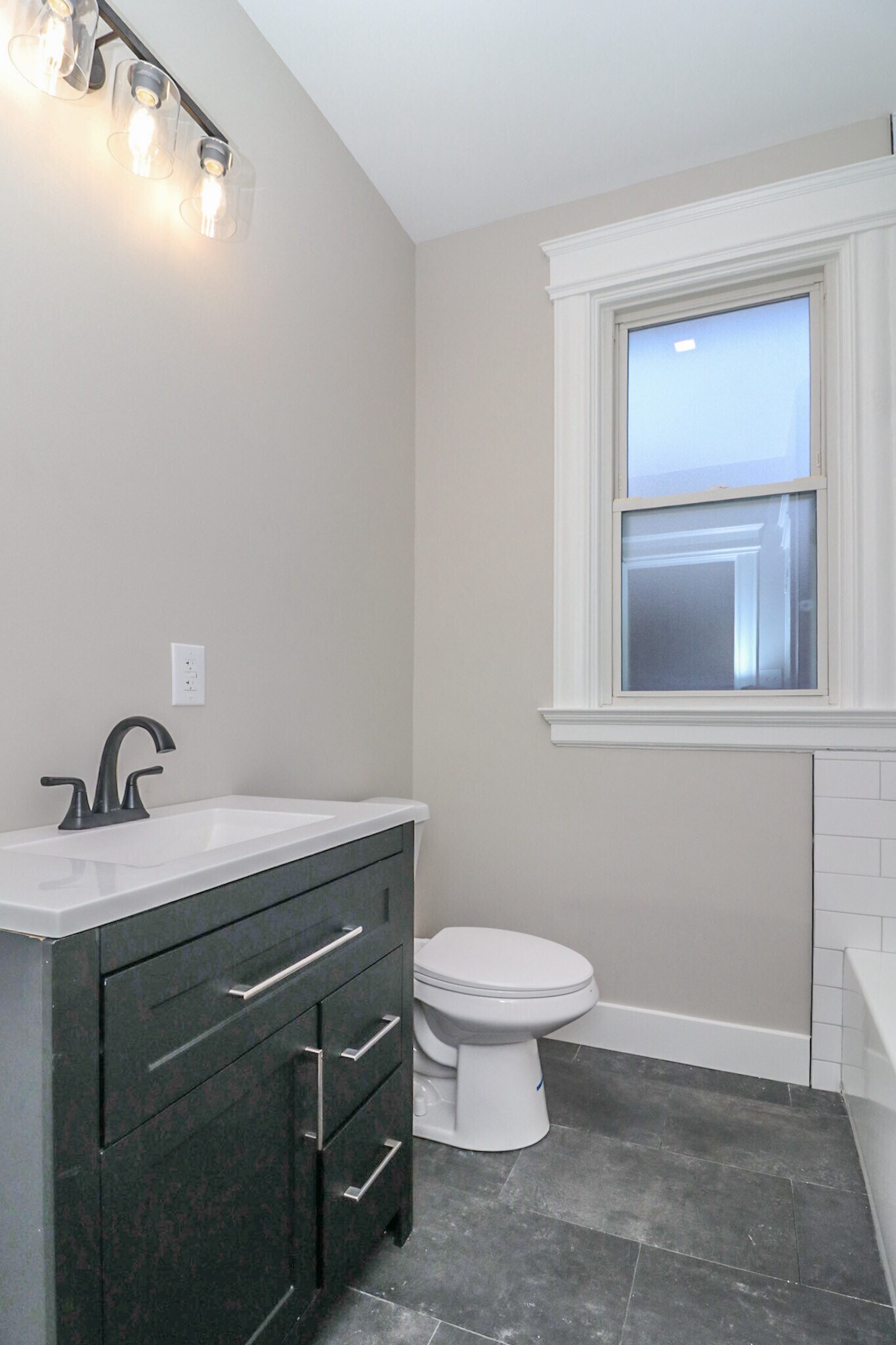 Second Story Bathroom 1 - 1634 Elkton Pl