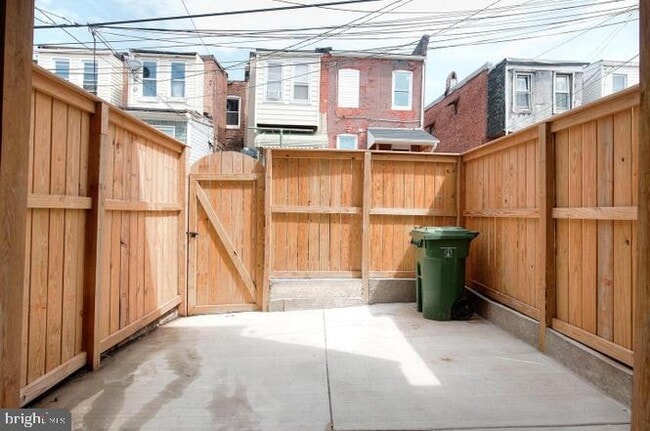 Building Photo - 2624 Llewelyn Ave