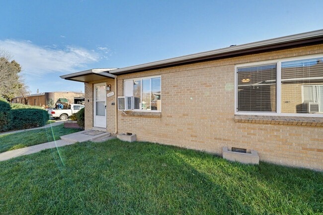 Building Photo - 1455 Jasmine St