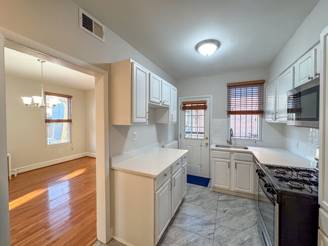Building Photo - 1013 9th St NE