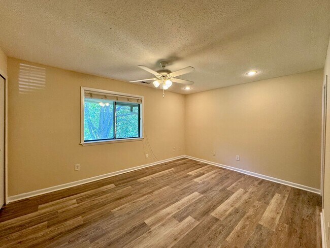Building Photo - 2-bedroom townhouse in the Oaks!