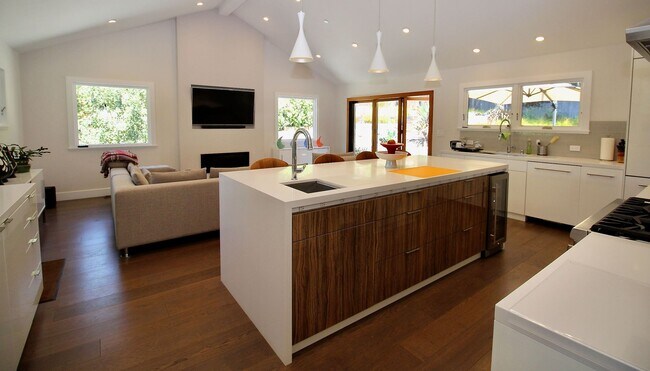 Building Photo - Bright, Stylish Living with Exceptional Ou...