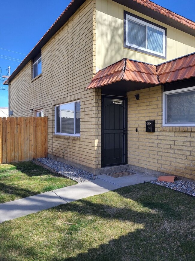 Building Photo - 3410 Woodside Dr