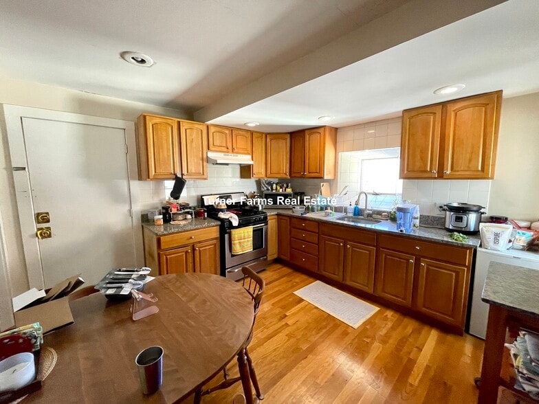 Building Photo - 42 Sewall St