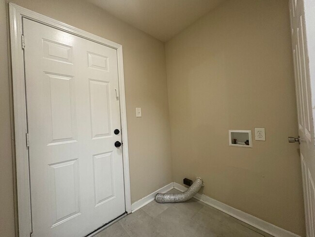 Building Photo - 2012 Red Oak Dr