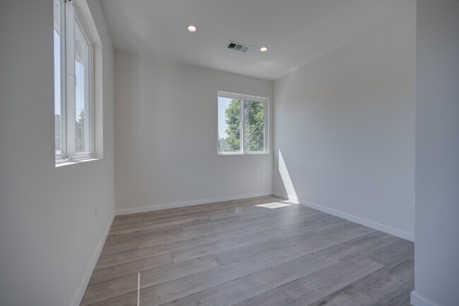 Building Photo - 2611 Hyperion Ave