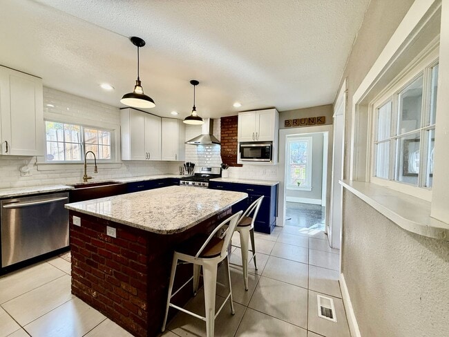 Building Photo - Charming 3-Bedroom Home in the Heart of Co...