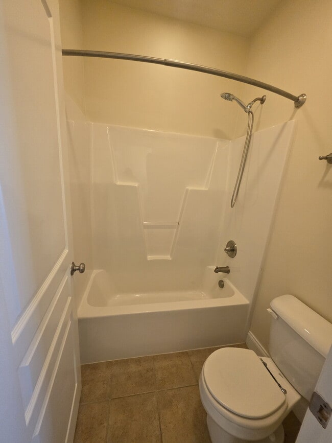 Building Photo - Spacious 4-Bedroom Home for Rent in Kings ...